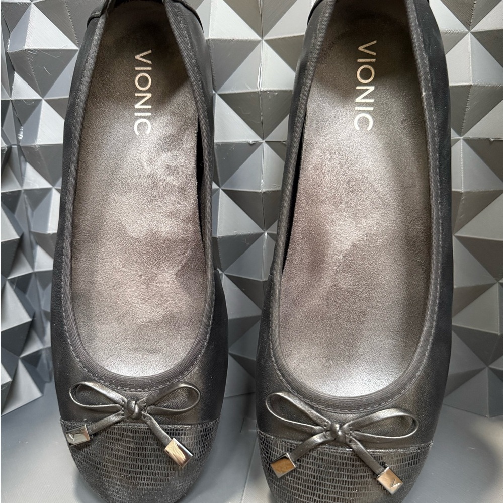 Vionic Black Leather & Textured Cap Toe Ballet Flats with Bow